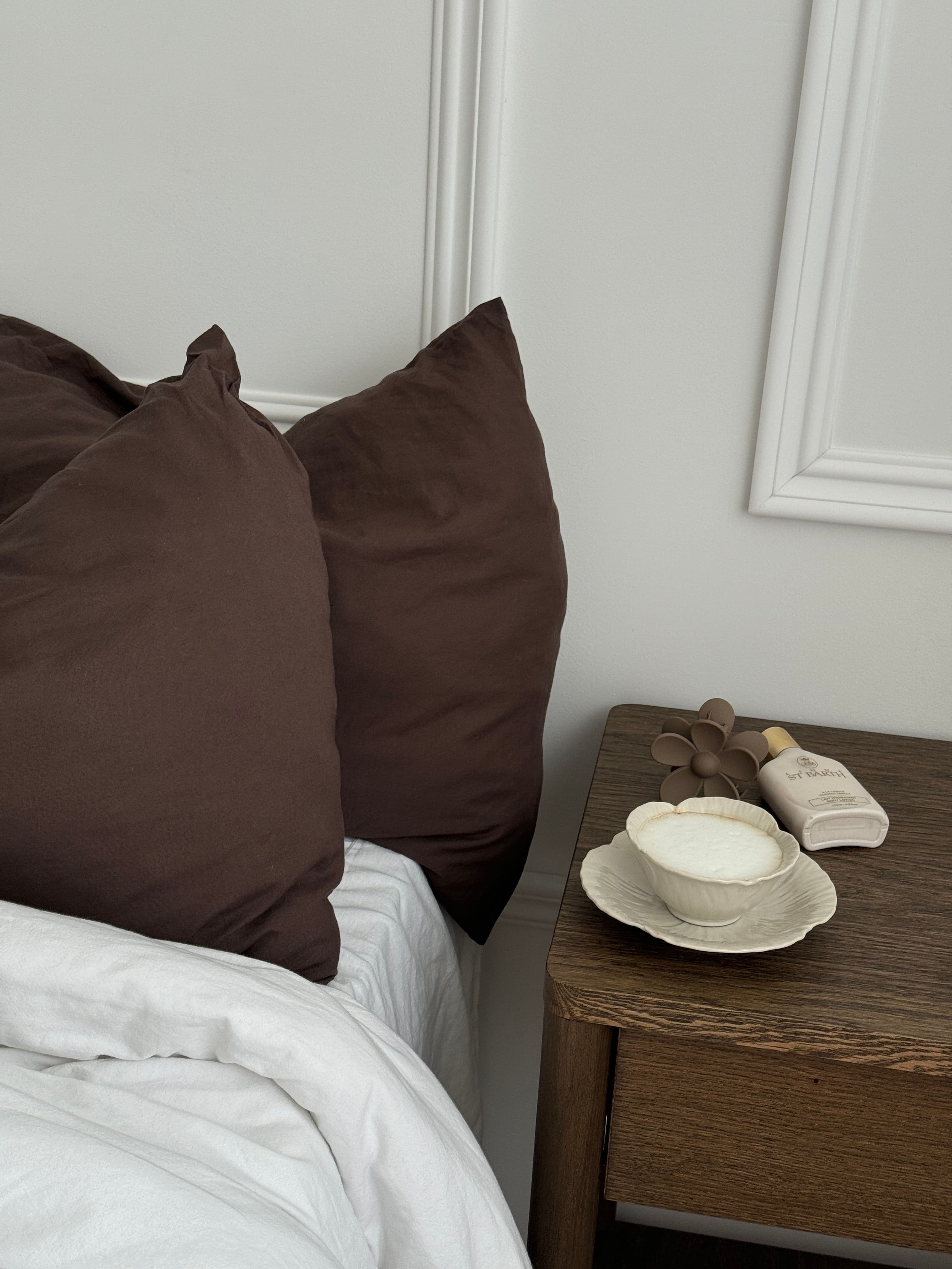 Linen fitted sheet at a mattress corner